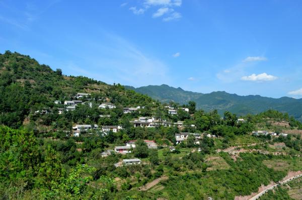 康縣望關(guān)鎮(zhèn)美麗鄉(xiāng)村徐羅村一角。（張艷霞  攝）.jpg