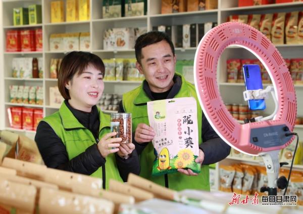 隴南市成縣陳院鎮(zhèn)隴小南帶貧電商基地，主播正在直播銷售“土年貨”。：（圖片一）李旭春攝影.JPG