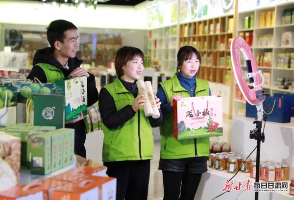 隴南市成縣陳院鎮(zhèn)隴小南帶貧電商基地，主播正在直播銷售“土年貨”。：（圖片2）李旭春攝影.JPG