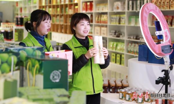 隴南市成縣陳院鎮(zhèn)隴小南帶貧電商基地，主播正在直播銷售“土年貨”。：（圖片4）李旭春攝影.JPG