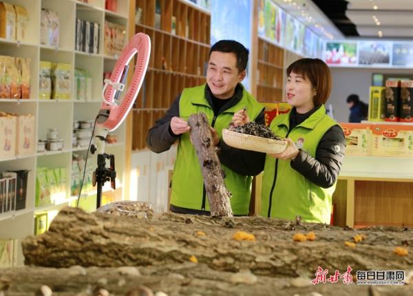 隴南市成縣陳院鎮(zhèn)隴小南帶貧電商基地，主播正在直播銷售“土年貨”。：（圖片5）李旭春攝影.JPG